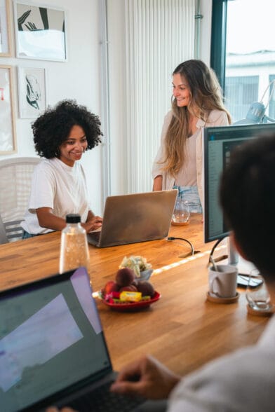 Ein gut zusammenarbeitendes Team an einem Tisch