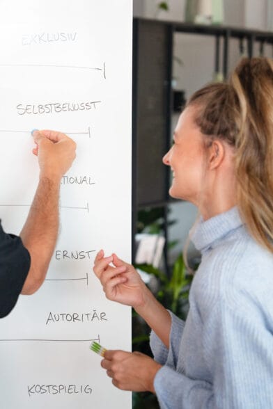 Zwei Personen haben Spaß beim Ausfüllen der Personality Slider während eines Markenworkshops