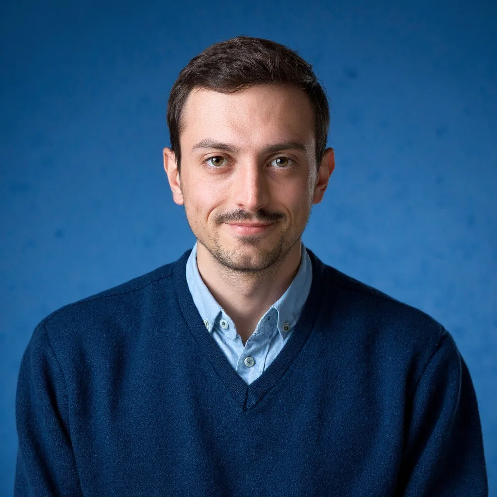 Der Projektmanager des KI Bundesverbandes lächelt in die Kamera