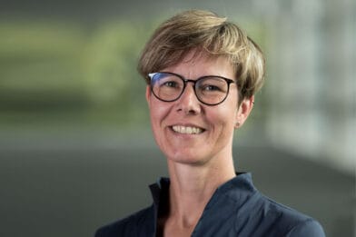 Die Projektleitung der Veranstaltung LEBEN UND TOD lächelt in die Kamera