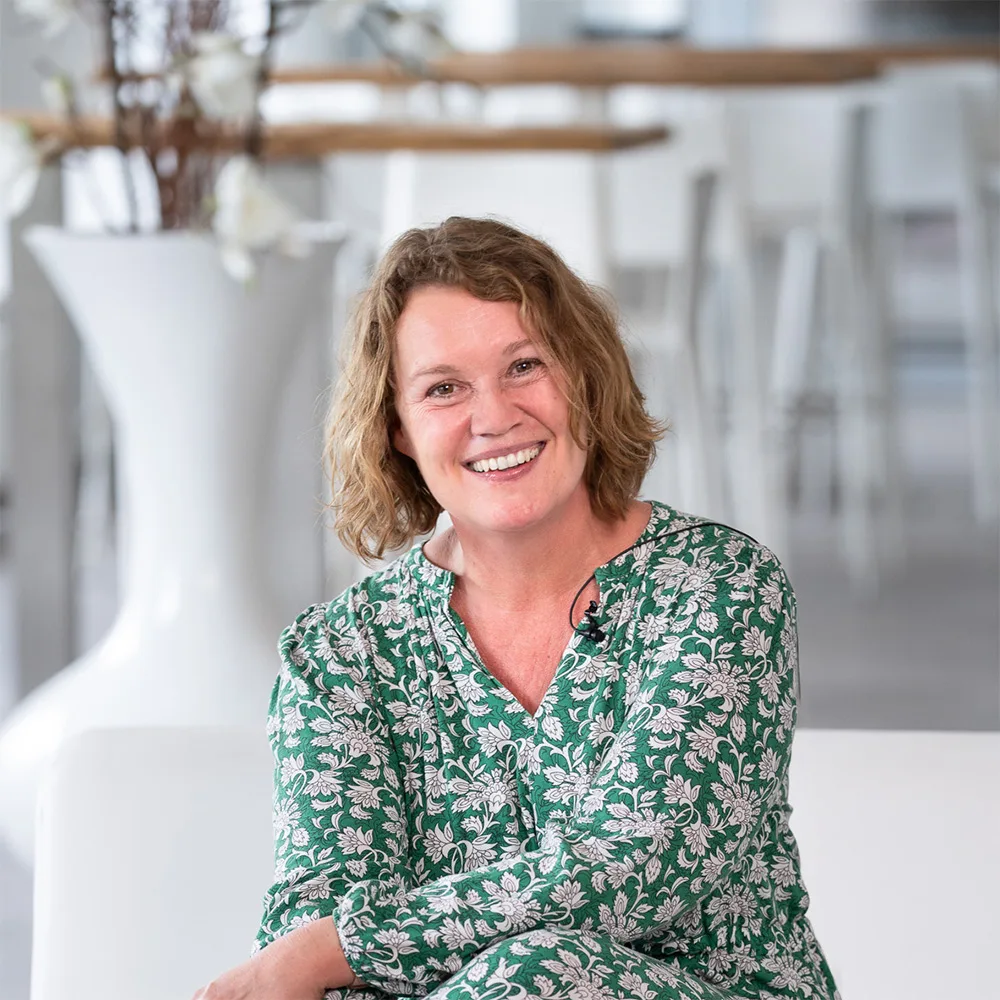 Die Gründerin des OVIS Verlags lächelt in die Kamera