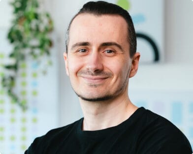 Lächelnder Front-End-Entwickler