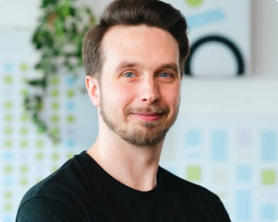 Junger Webentwickler lächelnd