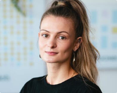 Junge lächelnde Gestalterin