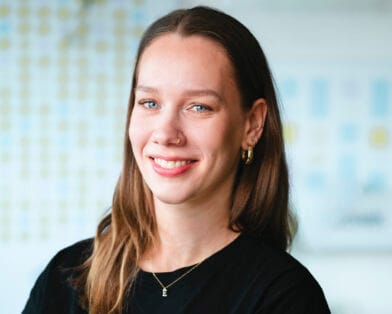 Junge lächelnde Frau