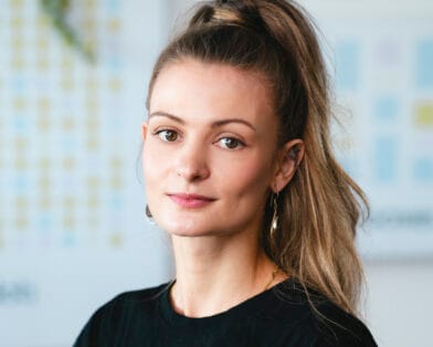 Junge lächelnde Gestalterin